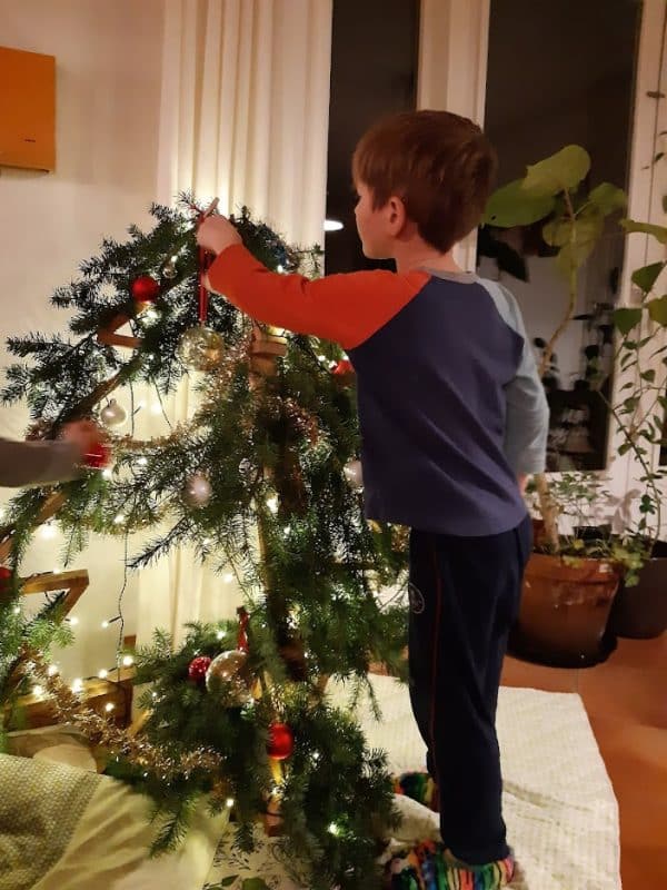 duurzame kerstboom van hout aangekleed met dennentakken en kerstlichtjes